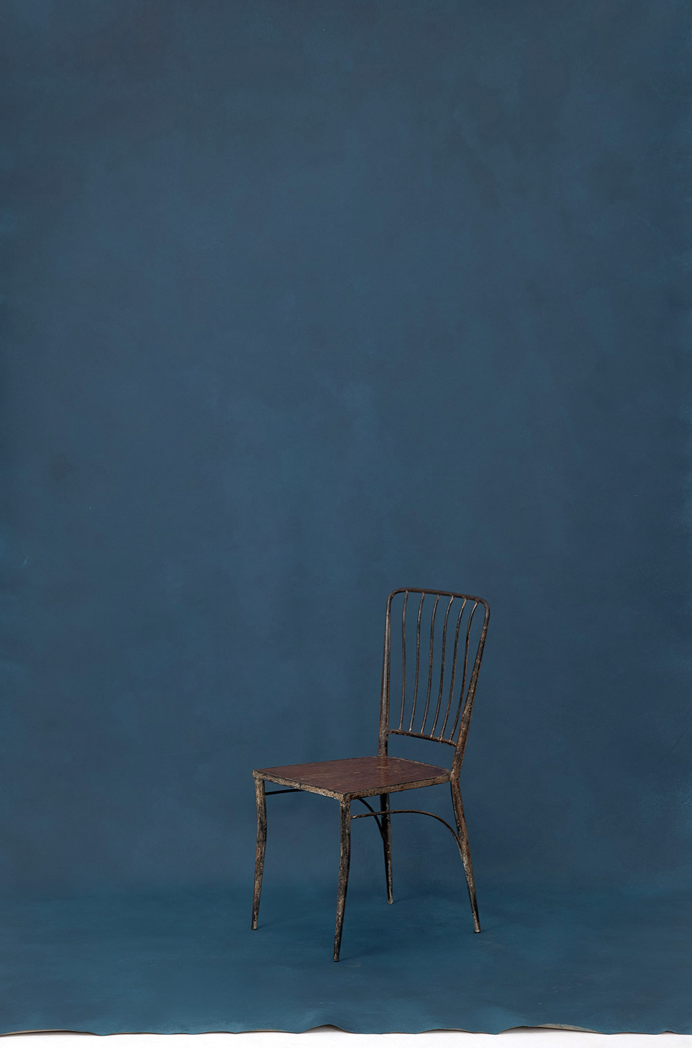 холщовый фактурный глубокий синий фактурный фон в студии